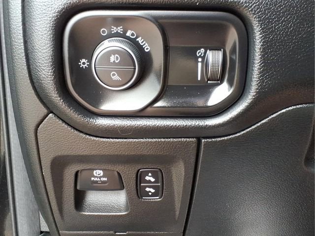 2020 RAM 1500 Big Horn Crew Cab 4x4 5'7" Box